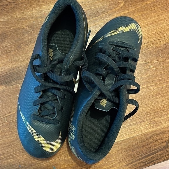 Nike youth 1Y cleats in black and gold (not worn) - Picture 9 of 9
